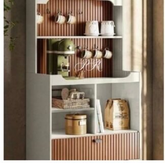 CANTINHO DO CAFÉ RUBI RETRO PORTA BASCULANTE COZINHA DECORADA COR OFF WHITE PEROLIZADO/TAURI RIPADO PÉS EM MADEIRA