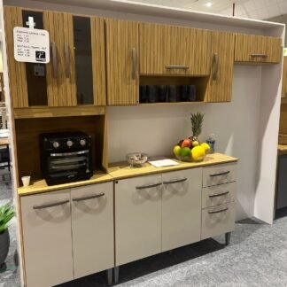 Cozinha Compacta Lavinia 8 Portas C/ Balcão C/Tampo Não Pega Pia Damasco/off ripado Poquema